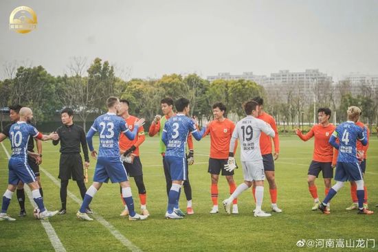 舞蹈排练室内光晕柔和，一身秀气白衣的黄轩与芭蕾舞演员们一起斟酌着每一个舞步，轻盈律动释放温润如玉的气质。