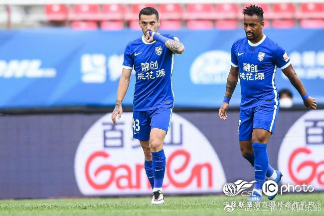 网友偶遇林更新理发 胸前系蝴蝶结格外惹眼呆萌 2018-10-19 10月19日，有网友在微博晒照，偶遇林更新在理发店理发。