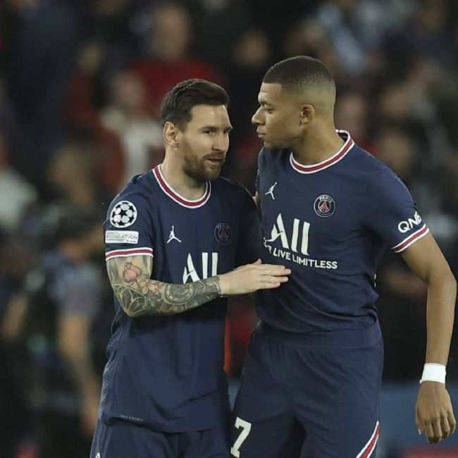 《疯狂的外星人》春节档首部预售破亿 2019-02-02 2月1日，电影《疯狂的外星人》双发破亿海报，影片的预售票房在同档期电影中率先破亿，总购票人次超过200万。