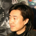 ”电影不只围绕“照相”这个动作拍出了日军视角的暴力屠杀，也拍出了中国人视角下的照片：一张和“电影皇后”胡蝶同框的胶卷，承载着毓秀追求挚爱的演员梦想。