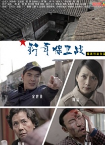 现场斯威夫特身穿银色亮片短裙光彩照人，露纤细美腿显高挑身姿。