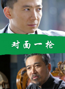 照片中，肖战一身黑衣，长发披肩，肩头站着一直雄鹰，肖战手持利刃，眼神犀利你，十分有戏。