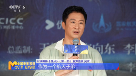 粉丝送礼又出奇招 江疏影机场被送西兰花藏不住笑 2018-04-02 江疏影机场被粉丝送西兰花。