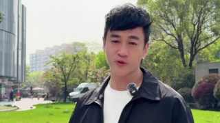 活动中两人不时耳语恩爱甜蜜。